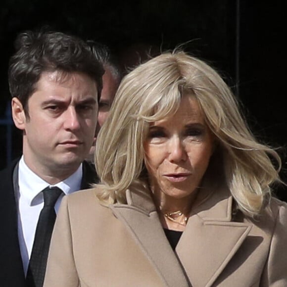 Le Premier ministre, Gabriel Attal et la Première Dame, Brigitte Macron lors de la cérémonie publique de scellement de la loi constitutionnelle du 8 mars 2024 portant sur la liberté de recourir à l'interruption volontaire de grossesse (IVG), au ministère de la Justice, place Vendôme, à Paris, France, le 8 mars 2024. © Stéphane Lemouton/Bestimage 