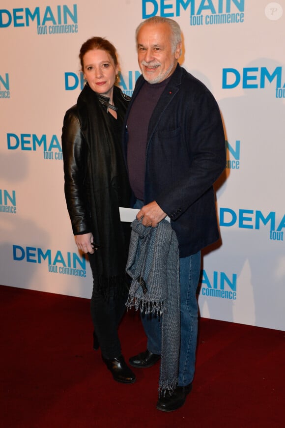 Francis Perrin et sa femme Gersende - Avant première du film "Demain tout commence" au Grand Rex à Paris le 28 novembre 2016. © Coadic Guirec/Bestimage