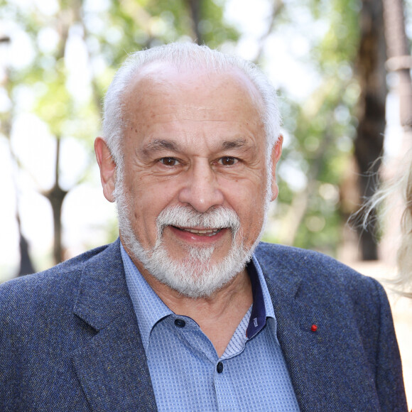 Francis Perrin - Dévoilement d'une plaque commémorative en l'honneur de Jean-Claude Brialy sur la façade de l'immeuble où il vécut 25 quai de Bourbon Paris 4ème, à Paris, France, le 14 juin 2023. © Coadic Guirec/Bestimage 