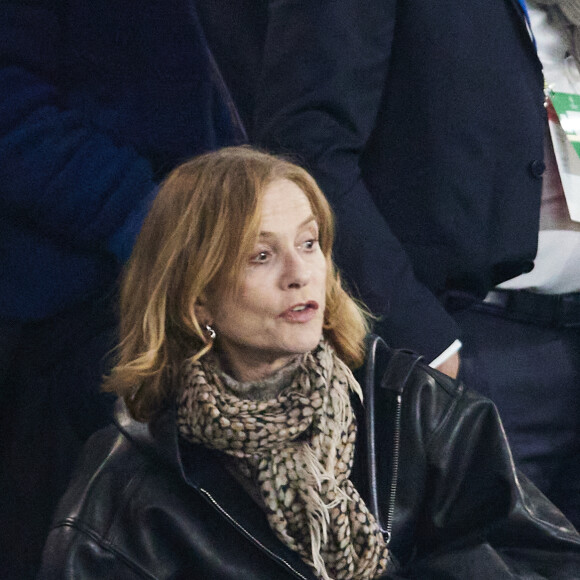 Isabelle Huppert avait également fait le déplacement au Parc des Princes 
 
Isabelle Huppert - Célébrités dans les tribunes lors du quart de finale aller de Ligue des champions: Le PSG s'est incliné à domicile face au FC Barcelone (2-3) au Parc des Princes à Paris le 10 avril 2024. © Cyril Moreau/Bestimage