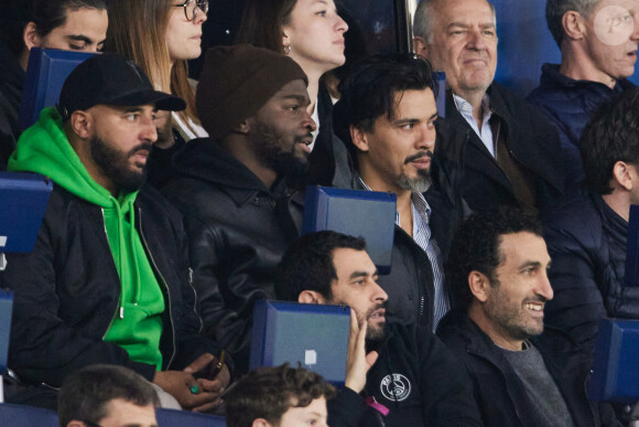 Stéphane Bak - Célébrités dans les tribunes lors du quart de finale aller de Ligue des champions: Le PSG s'est incliné à domicile face au FC Barcelone (2-3) au Parc des Princes à Paris le 10 avril 2024. © Cyril Moreau/Bestimage