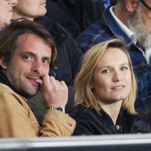 Pierre Gasly et Ana Girardot au Parc des Princes pour le match du PSG
 
Ana Girardot et son mari Oscar Louveau - Célébrités dans les tribunes lors du quart de finale aller de Ligue des champions: Le PSG s'est incliné à domicile face au FC Barcelone (2-3) au Parc des Princes à Paris. © Cyril Moreau/Bestimage
