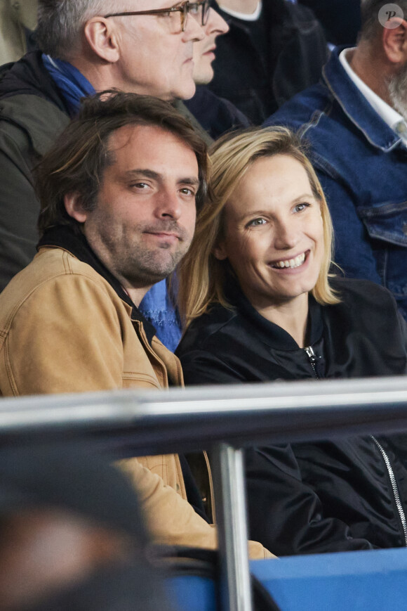 Ana Girardot et son mari Oscar Louveau - Célébrités dans les tribunes lors du quart de finale aller de Ligue des champions: Le PSG s'est incliné à domicile face au FC Barcelone (2-3) au Parc des Princes à Paris le 10 avril 2024. © Cyril Moreau/Bestimage