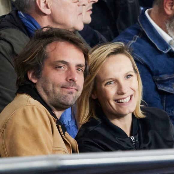 Ana Girardot et son mari Oscar Louveau - Célébrités dans les tribunes lors du quart de finale aller de Ligue des champions: Le PSG s'est incliné à domicile face au FC Barcelone (2-3) au Parc des Princes à Paris le 10 avril 2024. © Cyril Moreau/Bestimage