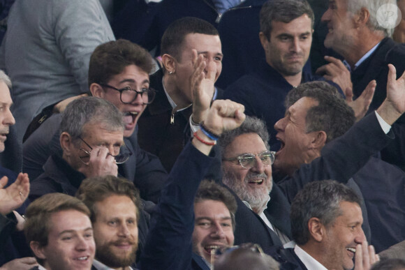 Dany Boon et son fils Eytan Boon - Célébrités dans les tribunes lors du quart de finale aller de Ligue des champions: Le PSG s'est incliné à domicile face au FC Barcelone (2-3) au Parc des Princes à Paris le 10 avril 2024. © Cyril Moreau/Bestimage