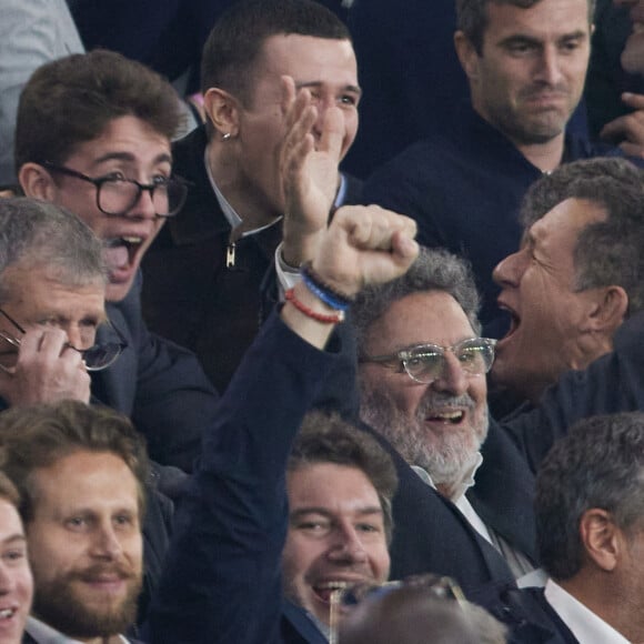 Dany Boon et son fils Eytan Boon - Célébrités dans les tribunes lors du quart de finale aller de Ligue des champions: Le PSG s'est incliné à domicile face au FC Barcelone (2-3) au Parc des Princes à Paris le 10 avril 2024. © Cyril Moreau/Bestimage