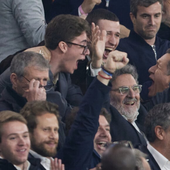 Dany Boon et son fils Eytan Boon - Célébrités dans les tribunes lors du quart de finale aller de Ligue des champions: Le PSG s'est incliné à domicile face au FC Barcelone (2-3) au Parc des Princes à Paris le 10 avril 2024. © Cyril Moreau/Bestimage