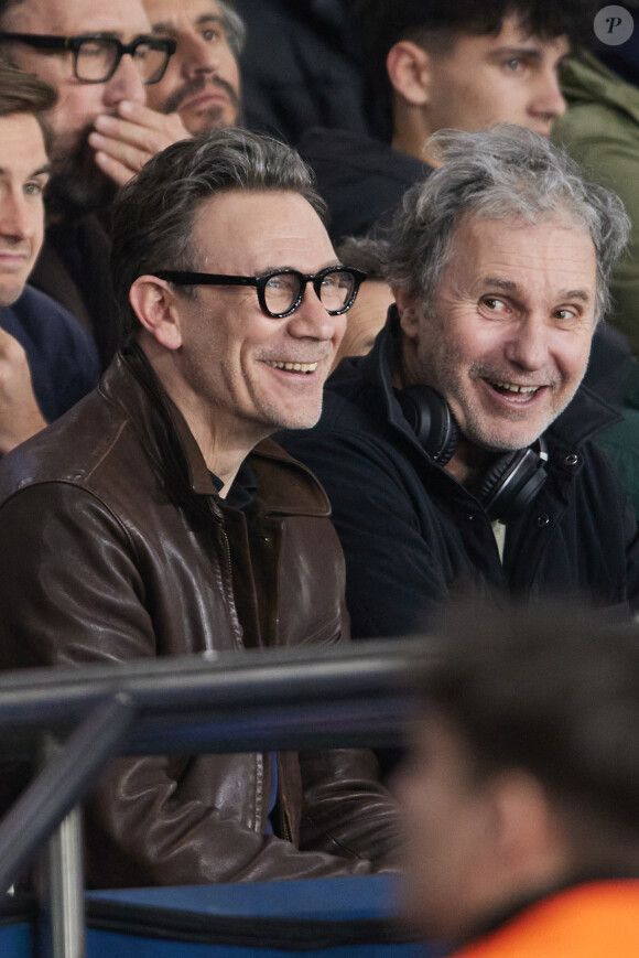 Michel Hazanavicius et son frère Serge Hazanavicius - Célébrités dans les tribunes lors du quart de finale aller de Ligue des champions: Le PSG s'est incliné à domicile face au FC Barcelone (2-3) au Parc des Princes à Paris le 10 avril 2024. © Cyril Moreau/Bestimage