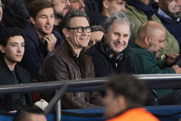 Michel Hazanavicius et son frère Serge Hazanavicius - Célébrités dans les tribunes lors du quart de finale aller de Ligue des champions: Le PSG s'est incliné à domicile face au FC Barcelone (2-3) au Parc des Princes à Paris le 10 avril 2024. © Cyril Moreau/Bestimage