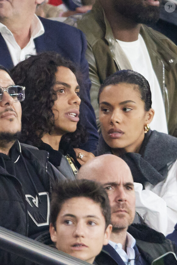 Tina Kunakey et son frère Zakari Kunakey - Célébrités dans les tribunes lors du quart de finale aller de Ligue des champions: Le PSG s'est incliné à domicile face au FC Barcelone (2-3) au Parc des Princes à Paris le 10 avril 2024. © Cyril Moreau/Bestimage