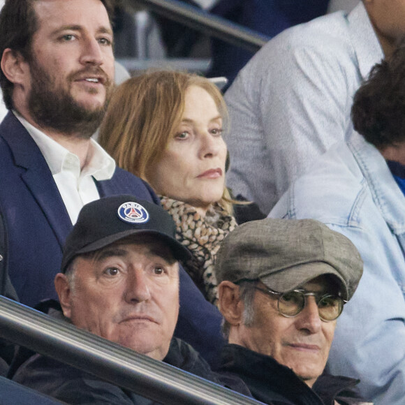 Le réalisateur Fabien Onteniente est venu avec son ami, Gérard Lanvin
 
Fabien Onteniente et Gérard Lanvin, Isabelle Huppert - Célébrités dans les tribunes lors du quart de finale aller de Ligue des champions: Le PSG s'est incliné à domicile face au FC Barcelone (2-3) au Parc des Princes à Paris le 10 avril 2024. © Cyril Moreau/Bestimage