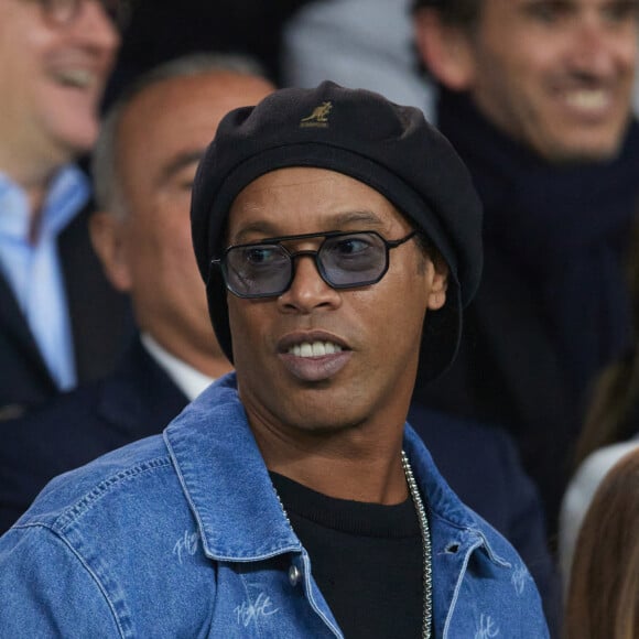 L'ancienne gloire du PSG, Ronaldinho était lui aussi de la partie
 
Ronaldinho - Célébrités dans les tribunes lors du quart de finale aller de Ligue des champions: Le PSG s'est incliné à domicile face au FC Barcelone (2-3) au Parc des Princes à Paris le 10 avril 2024. © Cyril Moreau/Bestimage