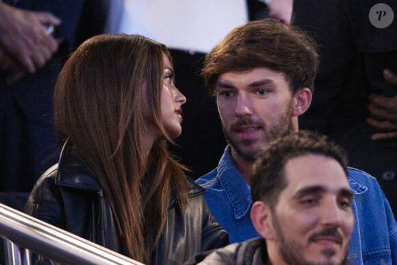 Le pilote de Formule 1 était accompagné de son amoureuse Kika Gomes
 
Pierre Gasly et sa compagne Kika Cerqueira Gomes - Célébrités dans les tribunes lors du quart de finale aller de Ligue des champions: Le PSG s'est incliné à domicile face au FC Barcelone (2-3) au Parc des Princes à Paris le 10 avril 2024. © Cyril Moreau/Bestimage