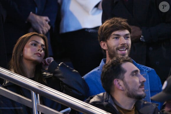 Pierre Gasly et sa compagne Kika Cerqueira Gomes - Célébrités dans les tribunes lors du quart de finale aller de Ligue des champions: Le PSG s'est incliné à domicile face au FC Barcelone (2-3) au Parc des Princes à Paris le 10 avril 2024. © Cyril Moreau/Bestimage