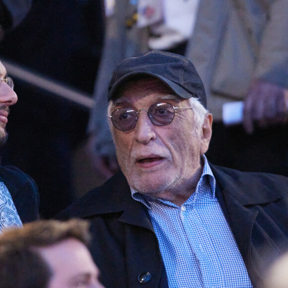 Gérard Darmon et son fils Jules - Célébrités dans les tribunes lors du quart de finale aller de Ligue des champions: Le PSG s'est incliné à domicile face au FC Barcelone (2-3) au Parc des Princes à Paris le 10 avril 2024. © Cyril Moreau/Bestimage