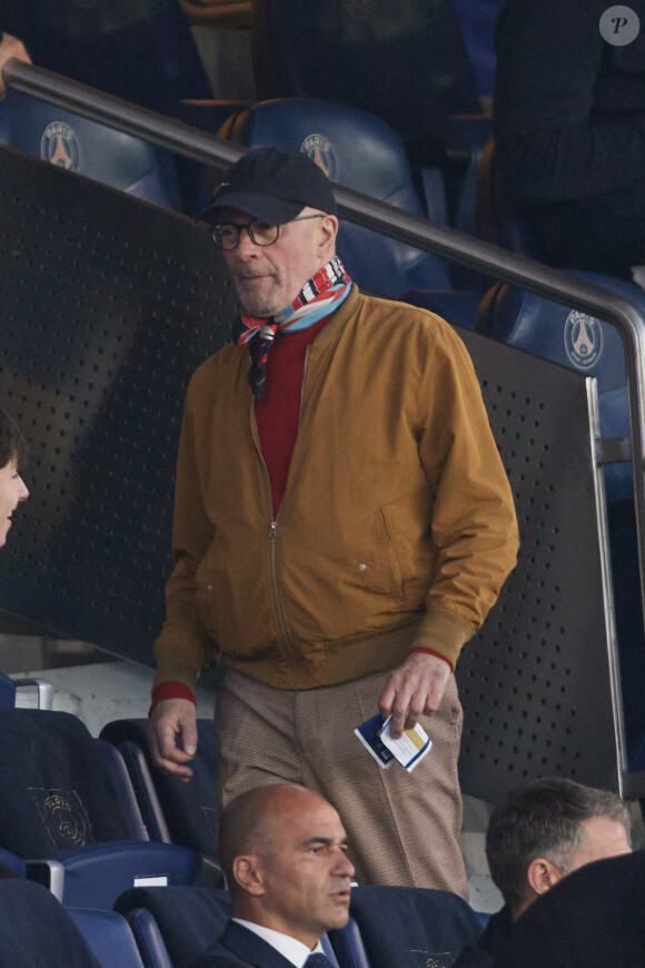 Jacques Audiard - Célébrités dans les tribunes lors du quart de finale aller de Ligue des champions: Le PSG s'est incliné à domicile face au FC Barcelone (2-3) au Parc des Princes à Paris le 10 avril 2024. © Cyril Moreau/Bestimage