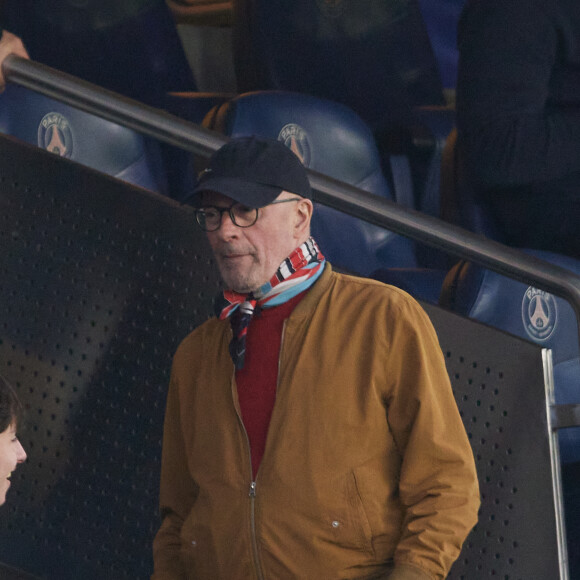 Jacques Audiard - Célébrités dans les tribunes lors du quart de finale aller de Ligue des champions: Le PSG s'est incliné à domicile face au FC Barcelone (2-3) au Parc des Princes à Paris le 10 avril 2024. © Cyril Moreau/Bestimage