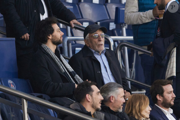 Gérard Darmon et son fils Jules - Célébrités dans les tribunes lors du quart de finale aller de Ligue des champions: Le PSG s'est incliné à domicile face au FC Barcelone (2-3) au Parc des Princes à Paris le 10 avril 2024. © Cyril Moreau/Bestimage