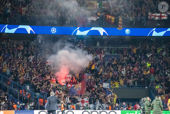 Supporters du FC Barcelone - Ambiance - Quart de finale aller de Ligue des champions: Le PSG s'est incliné à domicile face au FC Barcelone (2-3) au Parc des Princes à Paris le 10 avril 2024.