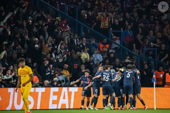 Joie des joueurs du Paris SG aprés le but de Ousmane Dembélé (Paris SG) - Quart de finale aller de Ligue des champions: Le PSG s'est incliné à domicile face au FC Barcelone (2-3) au Parc des Princes à Paris le 10 avril 2024.