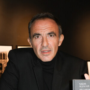 Chaque année, le présentateur de TF1 était aux commandes de "La Chanson de l"année"
Exclusif - Nikos Aliagas - Séance de signature du livre de photos "Nikos Aliagas Regards vénitiens"" à la librairie-galerie La Hune YellowKorner à Paris, France, le 7 décembre 2023. © Coadic Guirec/Bestimage 