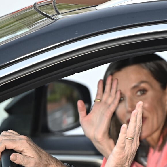 En passant devant les journalistes, Felipe VI a été rassurant. 
Le roi Felipe d'Espagne et la reine Letizia rendent visite à la reine Sofia, hospitalisée à l'Hospital Ruber Internacional à Madrid pour une infection urinaire. Le 11 avril 2024. 