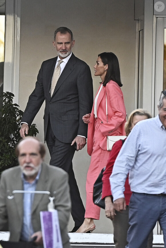 Le roi Felipe d'Espagne et la reine Letizia rendent visite à la reine Sofia, hospitalisée à l'Hospital Ruber Internacional à Madrid pour une infection urinaire. Le 11 avril 2024. 