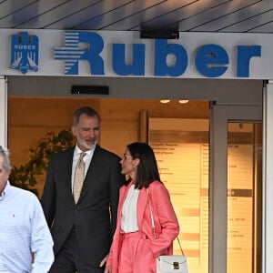 Avant de rentrer à Madrid pour rendre visite à la reine Sofia, hospitalisée. 
Le roi Felipe d'Espagne et la reine Letizia rendent visite à la reine Sofia, hospitalisée à l'Hospital Ruber Internacional à Madrid pour une infection urinaire. Le 11 avril 2024. 