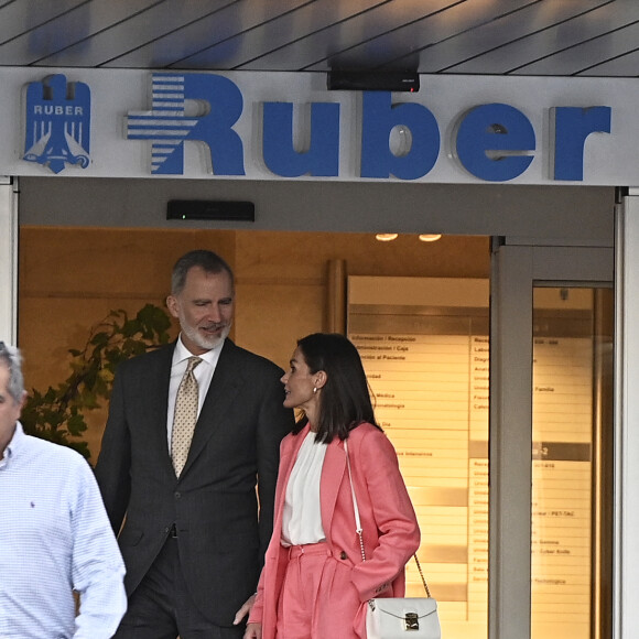 Avant de rentrer à Madrid pour rendre visite à la reine Sofia, hospitalisée. 
Le roi Felipe d'Espagne et la reine Letizia rendent visite à la reine Sofia, hospitalisée à l'Hospital Ruber Internacional à Madrid pour une infection urinaire. Le 11 avril 2024. 