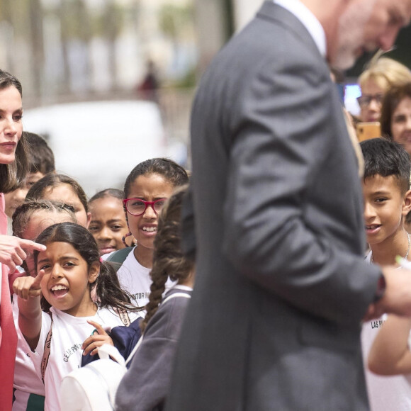 Le roi Felipe VI et la reine Letizia d'Espagne, assistent aux National Innovation and Design Awards au Miller Building à Las Palmas, le 11 avril 2024. 