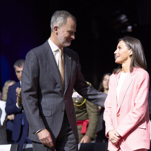 Le roi Felipe VI et la reine Letizia d'Espagne, assistent aux National Innovation and Design Awards au Miller Building à Las Palmas, le 11 avril 2024. 