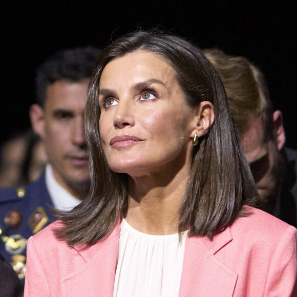 Letizia d'Espagne avait choisi un tailleur corail pour une journée chargée. 
Le roi Felipe VI et la reine Letizia d'Espagne, assistent aux National Innovation and Design Awards au Miller Building à Las Palmas. 