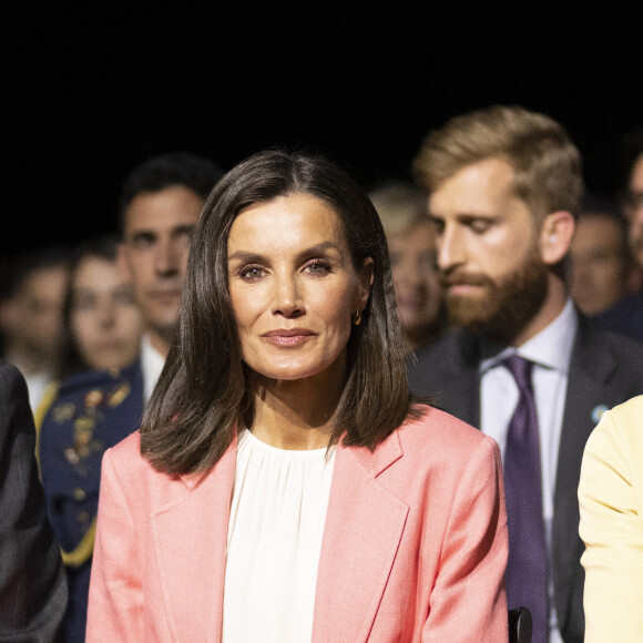 Le roi Felipe VI et la reine Letizia d'Espagne, assistent aux National Innovation and Design Awards au Miller Building à Las Palmas, le 11 avril 2024. 