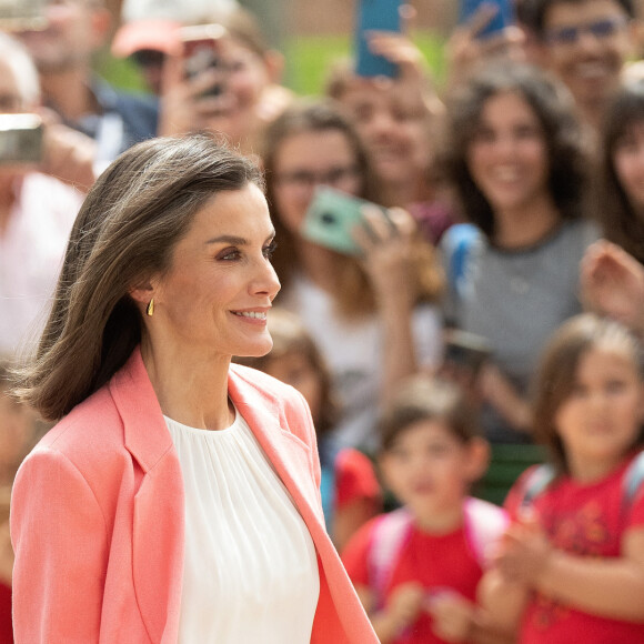 Le roi Felipe VI et la reine Letizia d'Espagne, assistent aux National Innovation and Design Awards au Miller Building à Las Palmas, le 11 avril 2024. 