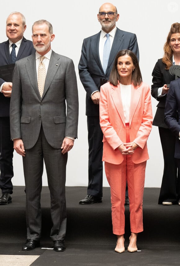 Le roi Felipe VI et la reine Letizia d'Espagne, assistent aux National Innovation and Design Awards au Miller Building à Las Palmas, le 11 avril 2024. 