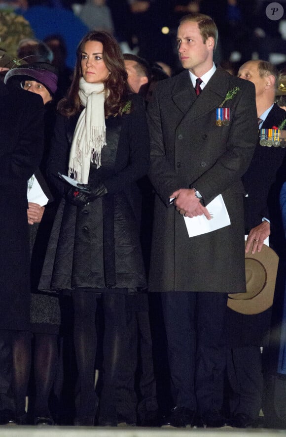 Une tragédie qui a eu lieu dans un pays du Commonwealth, donc proche de la couronne britannique et qu'elle a visité plusieurs fois
Le prince William et Kate Middleton assistent à la messe lors de la journée de l'ANZAC à Canberra lors de leur visite officielle à Canberra en Australie, le 25 avril 2014.