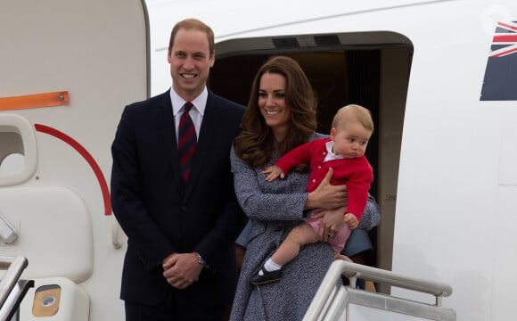 Le prince William, Kate Middleton et leur fils George montent à bord d'un avion pour rentrer à Londres après leur visite officielle en Australie, le 25 avril 2014.