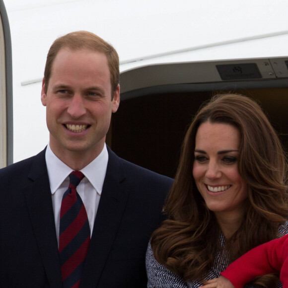 Le prince William, Kate Middleton et leur fils George montent à bord d'un avion pour rentrer à Londres après leur visite officielle en Australie, le 25 avril 2014.