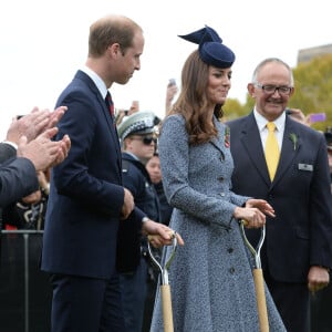 Son mari William a signé avec elle les mots diffusés sur les réseaux sociaux
Le prince William et Catherine Kate Middleton, la duchesse de Cambridge lors de la cérémonie de l'ANZAC à Canberra dans le cadre de leur visite officielle en Australie, le 25 avril 2014. Ils plantent un arbre (un pin d'Alep).