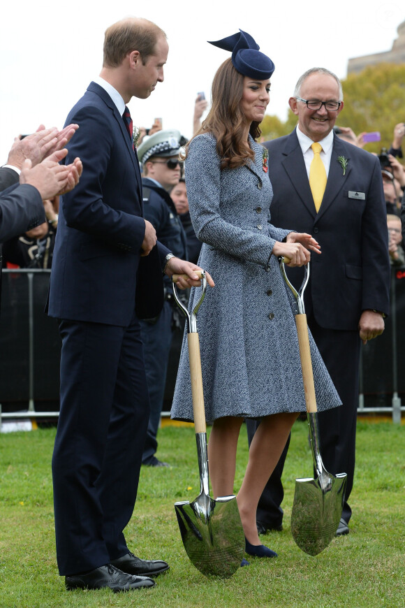 Son mari William a signé avec elle les mots diffusés sur les réseaux sociaux
Le prince William et Catherine Kate Middleton, la duchesse de Cambridge lors de la cérémonie de l'ANZAC à Canberra dans le cadre de leur visite officielle en Australie, le 25 avril 2014. Ils plantent un arbre (un pin d'Alep).