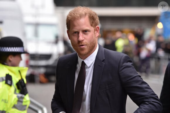 Nouvelle défaite pour le prince Harry
Le prince Harry, duc de Sussex, arrive devant la Haute Cour de Londres pour témoigner contre un tabloïd accusé de piratage de messageries téléphoniques. C'est la première apparition d'un membre de la famille royale à la barre en plus d'un siècle. Londres