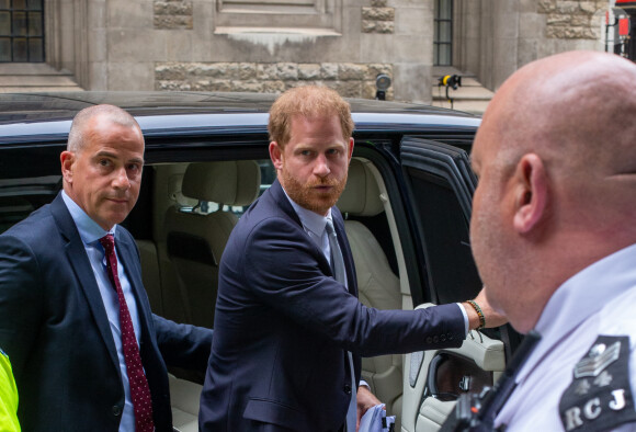 Le prince Harry, duc de Sussex, arrive devant la Haute Cour de Londres au deuxième jour de son témoignage contre un tabloïd accusé de piratage de messageries téléphoniques. C'est la première apparition d'un membre de la famille royale à la barre en plus d'un siècle. Londres, le 7 juin 2023.