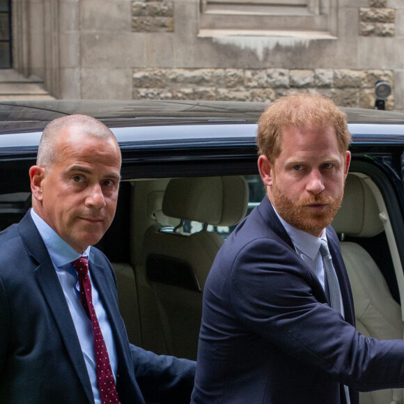 Le prince Harry, duc de Sussex, arrive devant la Haute Cour de Londres au deuxième jour de son témoignage contre un tabloïd accusé de piratage de messageries téléphoniques. C'est la première apparition d'un membre de la famille royale à la barre en plus d'un siècle. Londres, le 7 juin 2023.