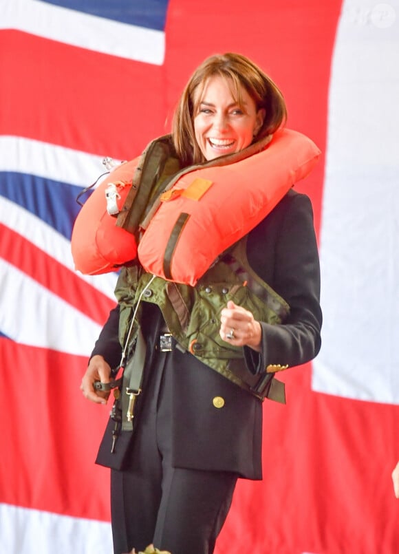 Catherine (Kate) Middleton, princesse de Galles, lors d'une visite à la Royal Naval Air Station (RNAS) Yeovilton, près de Yeovil dans le Somerset, l'une des deux principales stations aériennes de la Royal Navy et l'un des aérodromes militaires les plus fréquentés du Royaume-Uni, le lundi 18 septembre 2023.