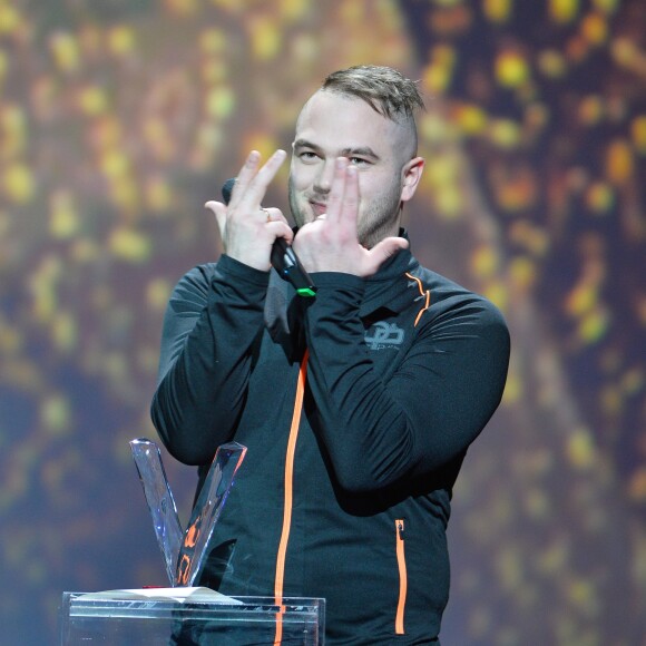 Jul est incontestablement l'un des, si ce n'est le rappeur le plus populaire de l'Hexagone. 
Jul aux  "Victoires de la Musique" au Zénith de Paris. © Guirec Coadic/Bestimage