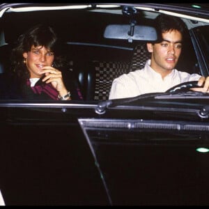 Stéphanie de Monaco et Anthony Delon dans une voiture à Paris le 30 août 1984.