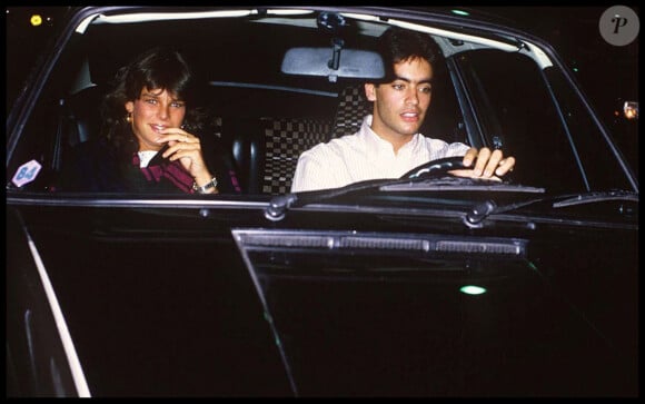 Stéphanie de Monaco et Anthony Delon dans une voiture à Paris le 30 août 1984.