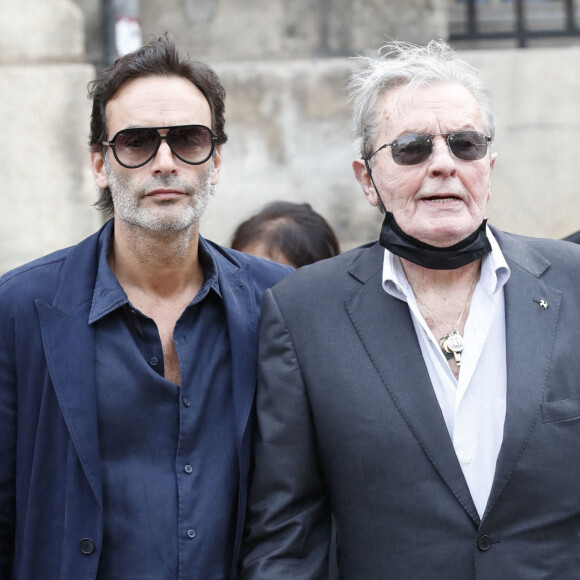 Alain Delon et son fils Anthony - Obsèques de Jean-Paul Belmondo en en l'église Saint-Germain-des-Prés, à Paris le 10 septembre 2021. © Cyril Moreau / Bestimage 