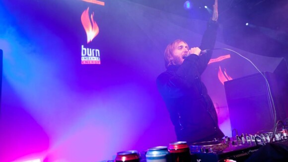 Regardez David Guetta dans une démonstration brûlante... par -15°C ! Mais quel est son secret ?