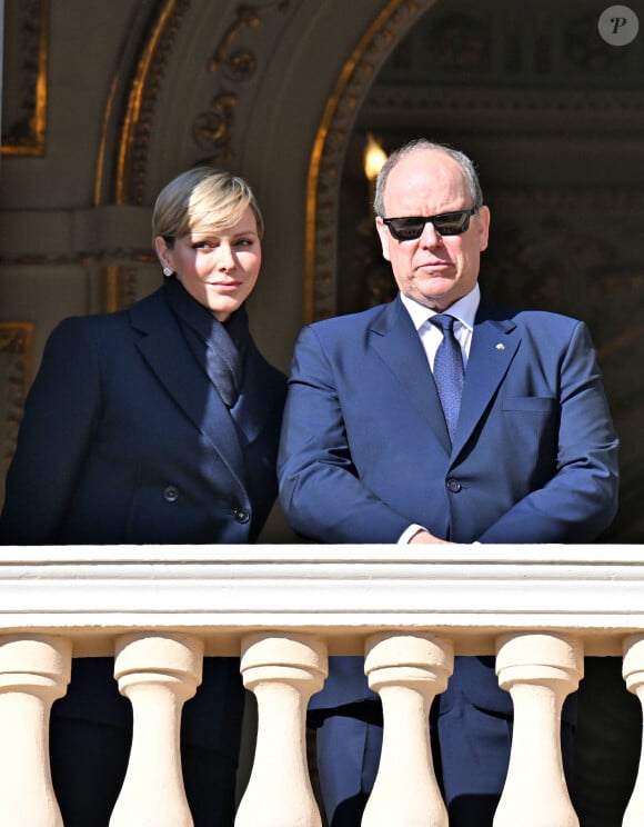 Le prince Albert II de Monaco et son épouse la princesse Charlene au balcon du palais lors de la célébration de la Sainte Dévote à Monaco, sainte patronne de Monaco, le 27 janvier 2024. © Bruno Bebert / Bestimage 